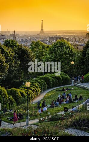 FRANKREICH. PARIS (75) SONNENUNTERGANG ÜBER DEM PARC DE BELLEVILLE UND DEM EIFFELTURM Stockfoto