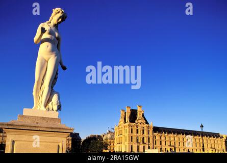 FRANKREICH. PARIS (75) DIE TUILERIEN. STATUE DER NYMPHE (MARMOR, 1866) DES FRANZÖSISCHEN BILDHAUERS LOUIS AUGUSTE LEVEQUE MIT DEM LOUVRE MUSEUM IM B Stockfoto