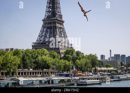 FRANKREICH. PARIS (75) (16TH. BEZIRK) VOM QUAI DEBILLY, AM RECHTEN UFER DER SEINE, GEGENÜBER DEM EIFFELTURM, DAS RED BULL CLIFF DIVING (HOCH Stockfoto