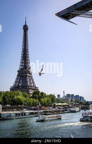 FRANKREICH. PARIS (75) (16TH ARRDT.) VOM QUAI DEBILLY, AM RECHTEN SEINE-UFER, GEGENÜBER DEM EIFFELTURM, RED BULL CLIFF DIVING (HIGH-FLYING DIVING COMP Stockfoto