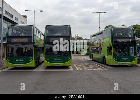 Green Vectis Busse parken am Busbahnhof Newport auf der Isle of Wight. Juni 2023. Stockfoto