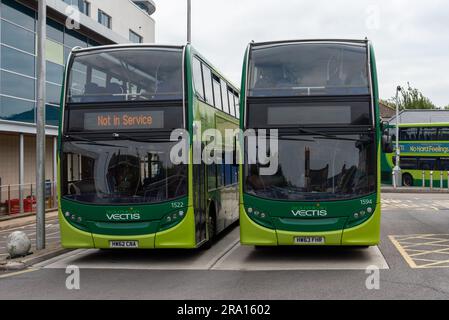 Green Vectis Busse parken am Busbahnhof Newport auf der Isle of Wight. Juni 2023. Stockfoto