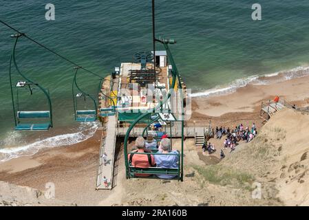 Sessellift bringt die Passagiere hinunter zur Bucht von Alum auf der Isle of Wight, von einem der Sitze aus gesehen. Juni 2023. Stockfoto