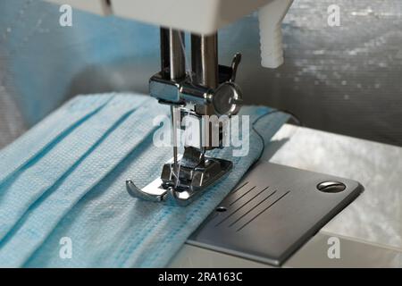 Eine neue Nähmaschine näht eine medizinische Maske während einer Pandemie Stockfoto