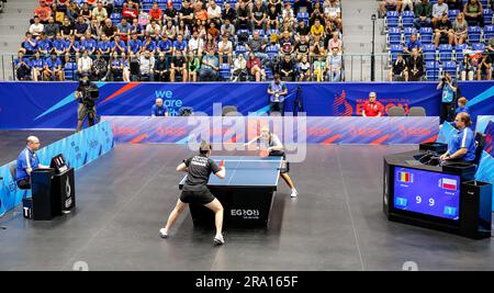 Krakau, Polen. 27. Juni 2023. Elizabeta Samara aus Rumänien und Natalia Bajor aus Polen spielen während der Europameisterschaften 3. beim Individualspiel der Frauen Tischtennis Bronze in der Sporthalle Hutnik. Kredit: SOPA Images Limited/Alamy Live News Stockfoto