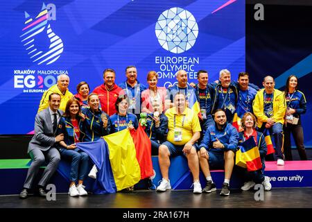 Krakau, Polen. 27. Juni 2023. Ein rumänisches Team gibt während der Medaillenverleihung vor, wie Bernadette Cynt Szocs aus Rumänien (Gold) und Elizabeta Samara aus Rumänien (Bronze) ihre Medaillen während der Medaillenzeremonie im Individuellen Tischtennisfinale der Frauen während der Europaspiele 3. in der Hutnik Arena erhalten. Kredit: SOPA Images Limited/Alamy Live News Stockfoto