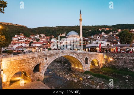 Die Sinan-Pascha-Moschee aus dem 17. Jahrhundert und die alte Steinbrücke in Prizren, Kosovo, bei Nacht Stockfoto