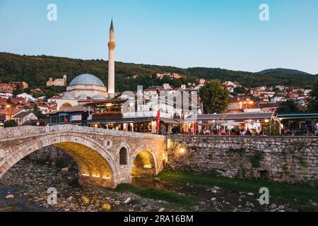 Die Sinan-Pascha-Moschee aus dem 17. Jahrhundert und die alte Steinbrücke in Prizren, Kosovo, bei Nacht Stockfoto