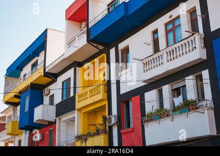 Apartments im Stil des niederländischen Künstlers Piet Mondrian in Durrës, Albanien Stockfoto