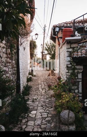 Enge kopfsteingepflasterte Straßen im Beratschloss aus dem 13. Jahrhundert, das zum UNESCO-Weltkulturerbe in Albanien gehört Stockfoto