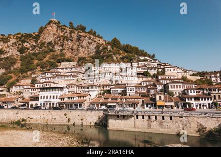 Ein Vorort der Stadt Berat, Albanien, unterhalb der Burg Berat neben dem Fluss Osum gelegen Stockfoto