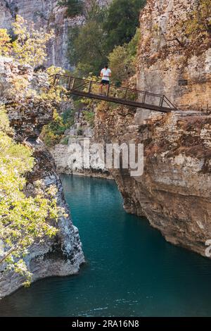 Eine alte Fußgängerbrücke, die den Fluss Osum im Osumi Canyon, Albanien, überspannt Stockfoto