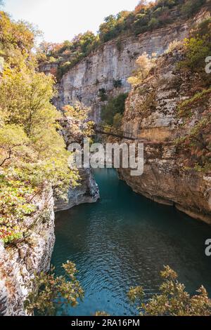 Eine alte Fußgängerbrücke, die den Fluss Osum im Osumi Canyon, Albanien, überspannt Stockfoto