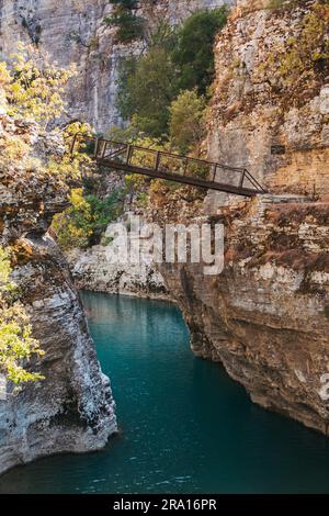 Eine alte Fußgängerbrücke, die den Fluss Osum im Osumi Canyon, Albanien, überspannt Stockfoto