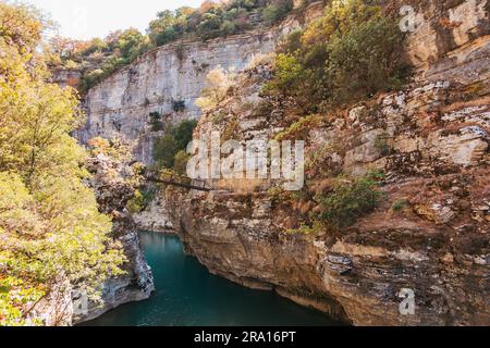 Eine alte Fußgängerbrücke, die den Fluss Osum im Osumi Canyon, Albanien, überspannt Stockfoto