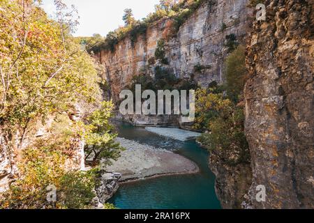 Der Fluss Osum schlängelt sich durch einen Canyon bei Berat, Albanien Stockfoto