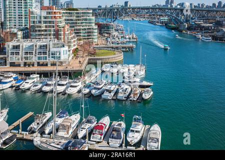 Panoramablick aus der Vogelperspektive auf False Creek in Vancouver an einem sonnigen Tag in Kanada. Boote und Yachten an den Fisherman Wharf Piers in False Creek Marina in der Nähe Stockfoto