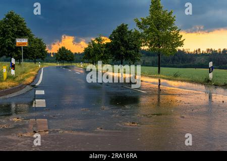 Gewitterstimmng Regenasse Straße Stockfoto