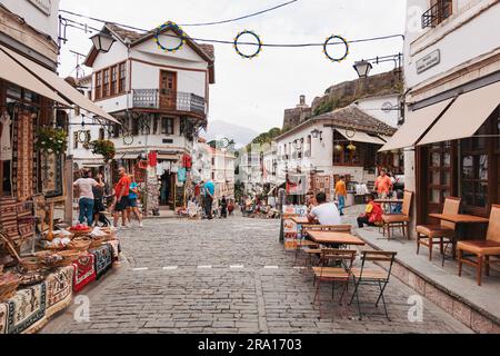 Eine Straße im historischen Zentrum von Gjirokastër, eine gut erhaltene osmanische Stadt im Zentrum Albaniens, die heute zum UNESCO-Weltkulturerbe gehört Stockfoto