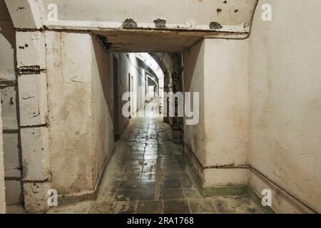 Ein Bunkertunnel aus dem Kalten Krieg in Gjirokastër, Albanien. In den 1970er Jahren im Geheimen von Diktator Enver Hoxha erbaut, verfügt es über 59 Zimmer einschließlich Generator Stockfoto