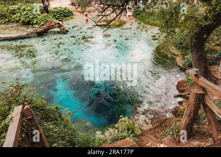Das Blaue Auge (Syri i Kaltër), eine natürliche Wasserquelle und ein Schwimmloch, berühmt für seine dunkelblaue Farbe in Südalbanien. Eine beliebte Touristenattraktion Stockfoto