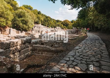 Alte Steinmauern im Archäologischen Park Butrint im Süden Albaniens. Die Stätte war von Römern, Byzantinern, Venezianern und Osmanen besetzt Stockfoto