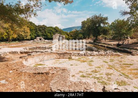 Alte Steinmauern im Archäologischen Park Butrint im Süden Albaniens. Die Stätte war von Römern, Byzantinern, Venezianern und Osmanen besetzt Stockfoto
