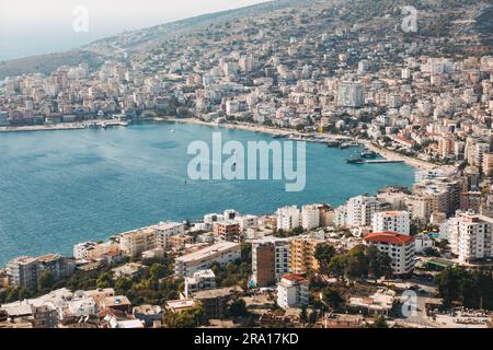 Appartementblöcke im Ferienort Sarandë, an der Küste des Ionischen Meeres an der albanischen Riviera, von einem nahe gelegenen Hügel aus gesehen Stockfoto