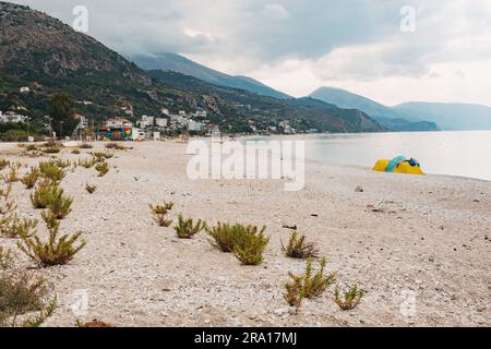 Ein verlassener Borsh Beach, Albanien, an einem bewölkten Tag Stockfoto