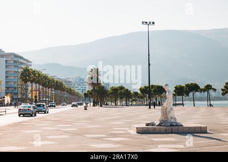 Eine Fischerstatue auf einem platz in der Küstenstadt Vlorë im Süden Albaniens Stockfoto