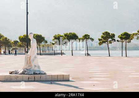 Eine Fischerstatue auf einem platz in der Küstenstadt Vlorë im Süden Albaniens Stockfoto