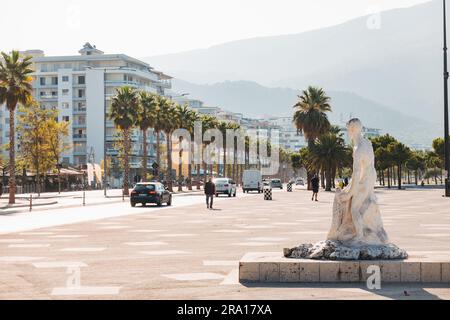 Eine Fischerstatue auf einem platz in der Küstenstadt Vlorë im Süden Albaniens Stockfoto