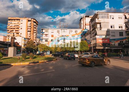 Ein Regenbogengemälde an der Seite eines Wohnblocks in Tirana, Albanien Stockfoto