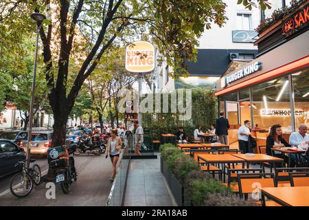 Ein Burger King Fast Food Restaurant mit Sitzgelegenheiten im Freien in Tirana, der Hauptstadt Albaniens Stockfoto