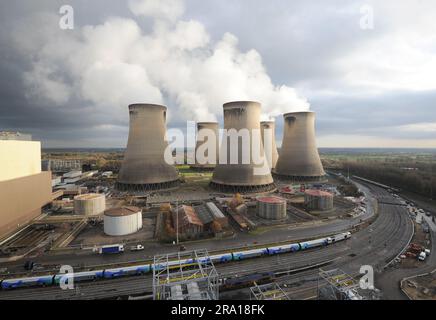 Aktenfoto vom 09. Oktober 12/2013 mit einer allgemeinen Ansicht des Drax Power Station in der Nähe von Selby, North Yorkshire. Große Kampagnengruppen haben sich zusammengeschlossen, um die anhaltende Verbrennung von Holz aus Wäldern und Energiepflanzen in britischen Kraftwerken zu verurteilen. Aktivisten von Greenpeace, WWF, RSPB, Wildlife Trusts, Wildlife and Countryside Link und Mighty Earth gehören zu den NRO, die einen offenen Brief an Energieminister Grant Shapps im Vorfeld der erwarteten Veröffentlichung der neuen Biomassestrategie der Regierung verfasst haben. Ausgabedatum: Freitag, 30. Juni 2023. Stockfoto