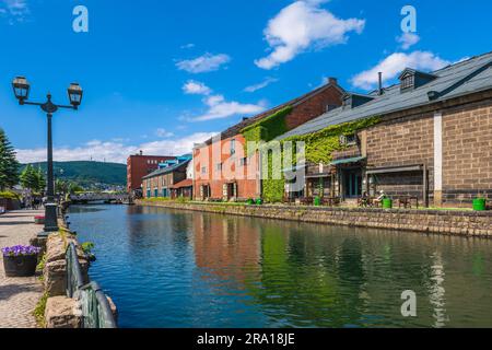 Kanal in der Hafenstadt Otaru in Hokkaido, Japan. Übersetzung: Otaru Warehouse. Stockfoto