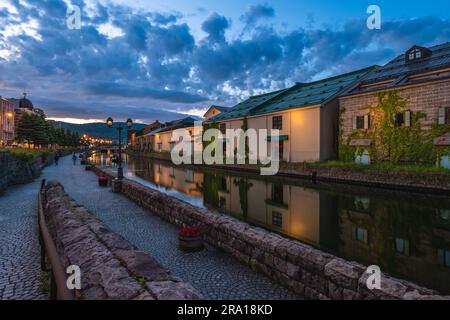 Nachtaufnahme des Kanals in der Hafenstadt Otaru in Hokkaido, Japan Stockfoto