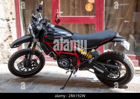 Bordeaux , Aquitaine Frankreich - 06 21 2023 : Ducati Scrambler Fast House schwarzer Kraftstofftank Details Motorradschild Logo und Textmarke auf italienischem Motorrad Stockfoto