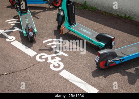 Bordeaux , Frankreich - 06 27 2023 : Tier dott Swap-Motorroller mit Selbstbedienungsservice auf dem städtischen Parkplatz, der für elektrische Motorroller reserviert ist, öffentlicher Verleih Stockfoto