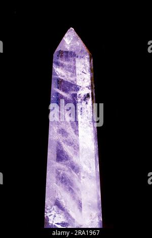 Violetter Amethyst isoliert auf schwarzem Hintergrund Stockfoto