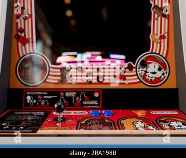 Ein 3D-Rendering eines Videospielkabinetts in der Nintendo Donkey Kong Arcade - 5. August 2022 in Bristol, Großbritannien Stockfoto