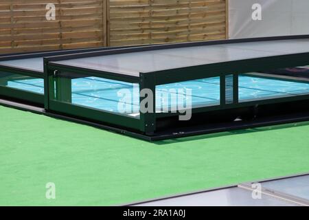 Swimming Sliding Pool Dächer mit Dach-Design mit Schutz Stockfoto