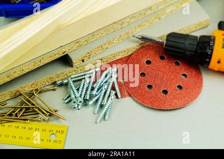Möbel Montagewerkzeuge, Schrauben, Spanplatten Schraubendreher Lineal Schleifpapier Stockfoto