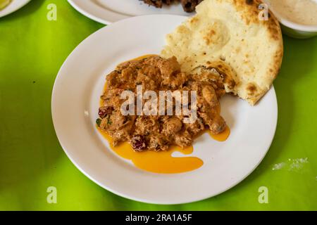 Chicken Handi serviert auf einem Teller mit Oma-Nahaufnahme Stockfoto