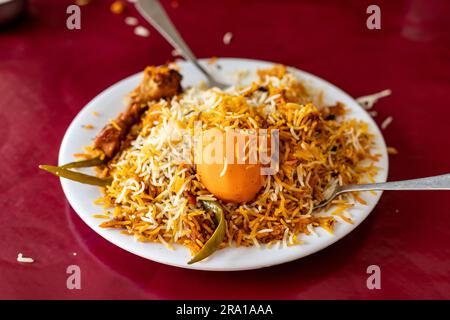 Traditionelles Hühnchen-Biryani in einer Teller-Nahaufnahme Stockfoto