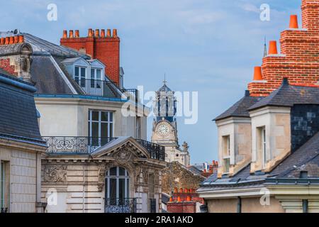 Stadtbild von Nantes in Frankreich mit dem Glockenturm der Kirche des heiligen Kreuzes Stockfoto