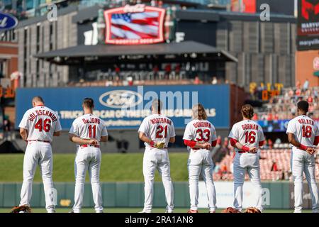 St. Louis, MO. USA; St. Louis Cardinals-Spieler stehen für den Gesang der Nationalhymne während eines MLB-Spiels gegen die Houston Astros am Donnerstag Stockfoto