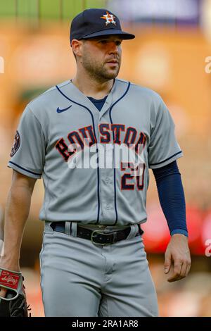 St. Louis, MO. USA; der Houston Astros Center Fielder Chas McCormick (20) zieht sich bei einem MLB-Spiel gegen die St. Louis Cardinals am Donnerstag Stockfoto