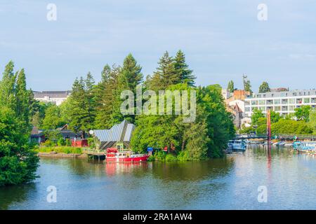 Blick auf den Erdre und die Insel Versailles in Nantes, Frankreich Stockfoto