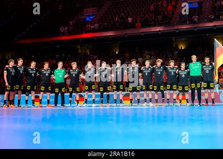 Berlin, Deutschland. 29. Juni 2023. Berlin, 29. Juni 2023: Handball Weltmeisterschaft U21 - Schlussrunde - Viertelfinale - Deutschland - Dänemark die Mannschaft Deutschlands während der Nationalhymne Credit: Marco Wolf/Wolf-sportfoto/dpa/Alamy Live News Stockfoto